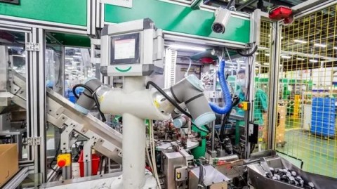 车间里的“数字老师傅”：到底啥是工业检测AI代理？它可不是简单的机器换人